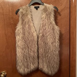 I.N. STUDIO women’s petite faux fur vest
